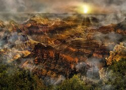 Mgła i promienie słońca nad Grand Canyon