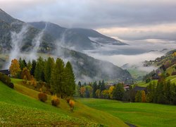 Mgła nad doliną i wsią Santa Maddalena we Włoszech