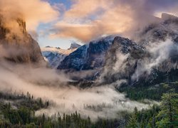 Mgła nad doliną Yosemite Valley i górami Sierra Nevada