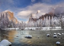 Góry, Drzewa, Rzeka Merced, Kamienie, Zima, Chmury, Mgła, Park Narodowy Yosemite, Kalifornia, Stany Zjednoczone
