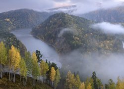Mgła nad górami i rzeką Mana w Rosji