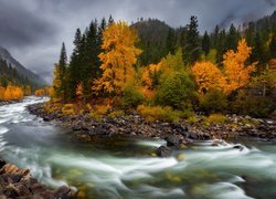 Mgła nad górami Kaskadowymi i rzeką Wenatchee