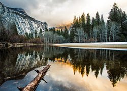 Góry, Rzeka, Merced River, Drzewa, Las, Odbicie, Park Narodowy Yosemite, Kalifornia, Stany Zjednoczone