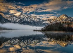 Góry, Alpy, Jezioro Almsee, Mgła, Dolina Almtal, Drzewa, Chmury, Niebo, Odbicie, Austria