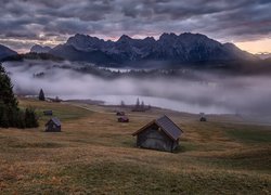 Mgła nad jeziorem Geroldsee i domki na polanie