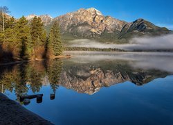 Mgła nad lasami nad jeziorem Pyramid Lake w Parku Narodowym Jasper