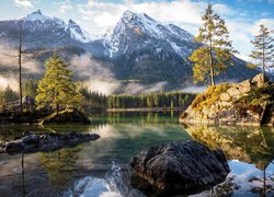 Mgła nad lasem przy jeziorze Hintersee w Alpach Bawarskich