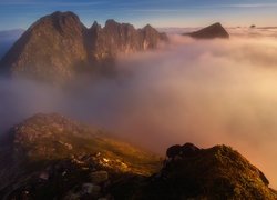 Norwegia, Region Troms, Wyspa Senja, Góry, Mgła