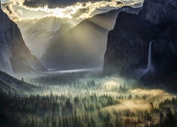 Stany Zjednoczone, Stan Kalifornia, Park Narodowy Yosemite, Góry, Las, Wodospad, Mgła, Wschód słońca