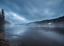 Mgła nad rzeką Koyva w Rosji