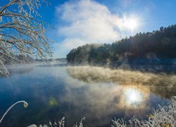 Mgła nad rzeką zimową porą