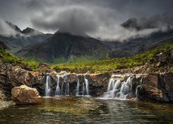 Mgła nad szczytami gór na wyspie Skye