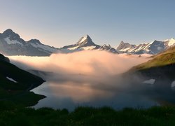 Mgła nad szwajcarskim jeziorem Bachalpsee