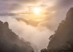 Mgła unosząca się nad górami Huang Shan w Chinach