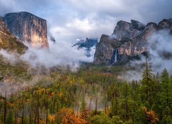 Stany Zjednoczone, Kalifornia, Park Narodowy Yosemite, Dolina, Yosemite Valley, Góry, Skały, Jesień, Drzewa, Mgła, Chmury