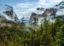 Mgła unosząca się nad górami w Parku Narodowym Yosemite