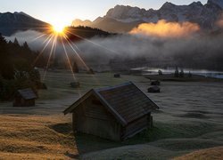 Niemcy, Bawaria, Góry Karwendel, Wzgórza, Las, Drzewa, Jezioro Geroldsee, Domki, Mgła, Promienie słońca