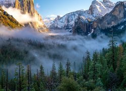 Dolina Yosemite Valley, Park Narodowy Yosemite, Lasy, Mgła, Góry, Stan Kalifornia, Stany Zjednoczone