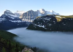 Góry Skaliste, Śnieg, Drzewa, Mgła, Park Narodowy Glacier, Montana, Stany Zjednoczone