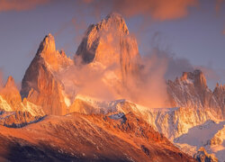 Mgła wokół rozświetlonego szczytu Fitz Roy