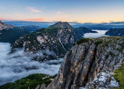 Mglisty poranek we włoskich Dolomitach