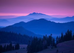 Mglisty zachód słońca w górach