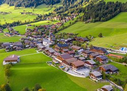 Austria, Miasteczko Alpbach, Domy, Góry