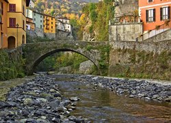 Miasteczko Argegno nad rzeką Telo w prowincji Como we Włoszech