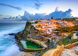 Portugalia, Miasteczko Azenhas do Mar, Klif, Skały, Morze, Domy,   Zdjęcie miasta
