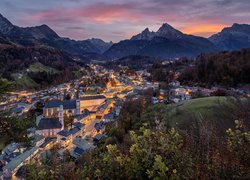 Miasteczko Berchtesgaden w Bawarii o zmroku