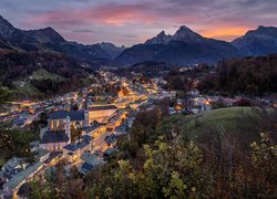 Niemcy, Bawaria, Góry, Miasteczko, Berchtesgaden, Domy, Kościół, Zmrok