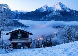 Miasteczko Berchtesgaden we mgle na tle góry Watzmann