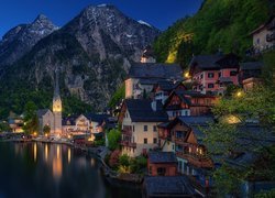 Austria, Góry, Alpy Salzburskie, Miasteczko Hallstatt, Jezioro Hallstattersee, Światła, Noc, Kościół, Domy