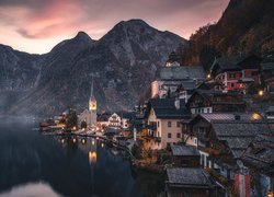 Miasteczko Hallstatt na tle Alp Salzburskich