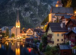 Jezioro Hallstattersee, Oświetlone, Domy, Góry, Kościół, Hallstatt, Austria