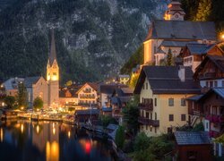 Miasteczko Hallstatt na tle gór nocą