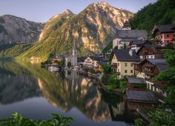 Miasteczko Hallstatt na tle rozświetlonych Alp Salzburskich