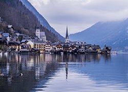 Austria, Hallstatt, Góry Alpy Salzburskie, Jezioro Hallstattersee, Domy, Kościół, Chmury