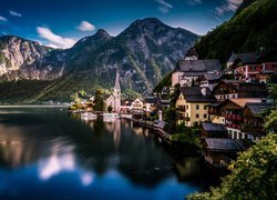 Miasteczko Hallstatt nad jeziorem na tle Alp Salzburskich