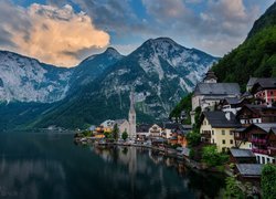 Miasteczko Hallstatt nad jeziorem w Austrii