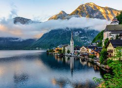 Austria, Góry, Alpy, Mgła, Lasy, Drzewa, Miasto, Hallstatt, Domy, Kościół, Jezioro Hallstattersee