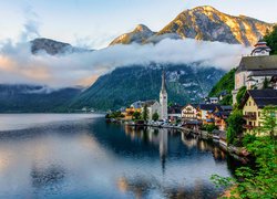 Miasteczko Hallstatt w zamglonych Alpach