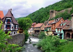 Miasteczko Kaysersberg nad rzeką Weiss we Francji