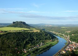 Las, Drzewa, Rzeka Łaba, Góra Lilienstein, Domy, Miasteczko Konigstein, Saksonia, Niemcy