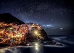 Miasteczko Manarola na wybrzeżu w Parku Narodowym Cinque Terre nocą