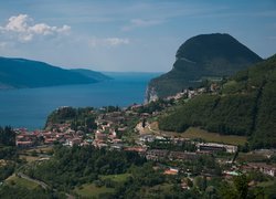 Miasteczko nad jeziorem Garda