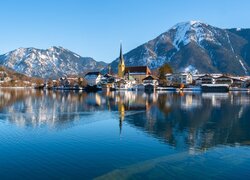 Miasteczko nad jeziorem Tegernsee u stóp Alp Bawarskich