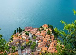 Miasteczko Varenna nad jeziorem Como we Włoszech