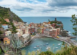 Miasteczko Vernazza na wybrzeżu Cinque Terre we Włoszech