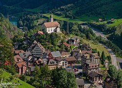 Miasteczko Wassen w dolinie rzeki Reuss w Szwajcarii